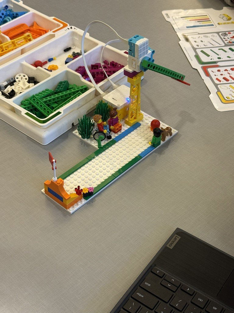 SpeasGlobal's tweet image. #SpeasG5 working on LEGO STEAM kits for their upcoming Unit of Inquiry "How the World Works" #PYP #Thisiswhywemagnet
