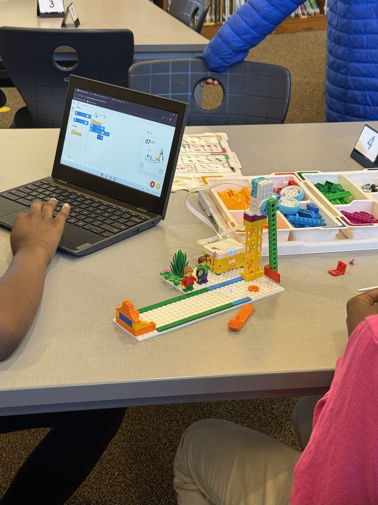 SpeasGlobal's tweet image. #SpeasG5 working on LEGO STEAM kits for their upcoming Unit of Inquiry "How the World Works" #PYP #Thisiswhywemagnet