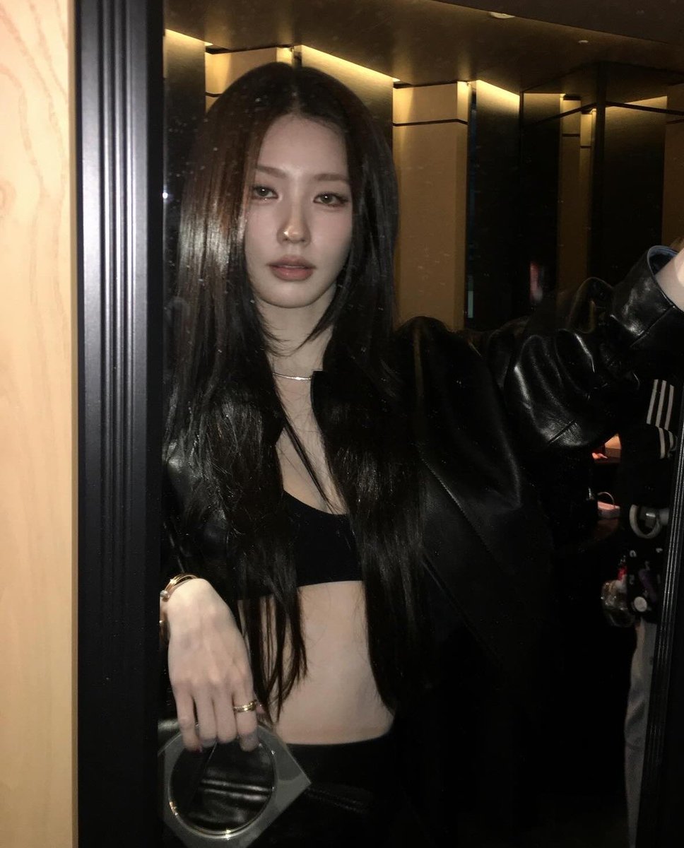 searchmiyeon's tweet photo. 251015 miyeon is for the history books https://t.co/TVHZYXjjZQ