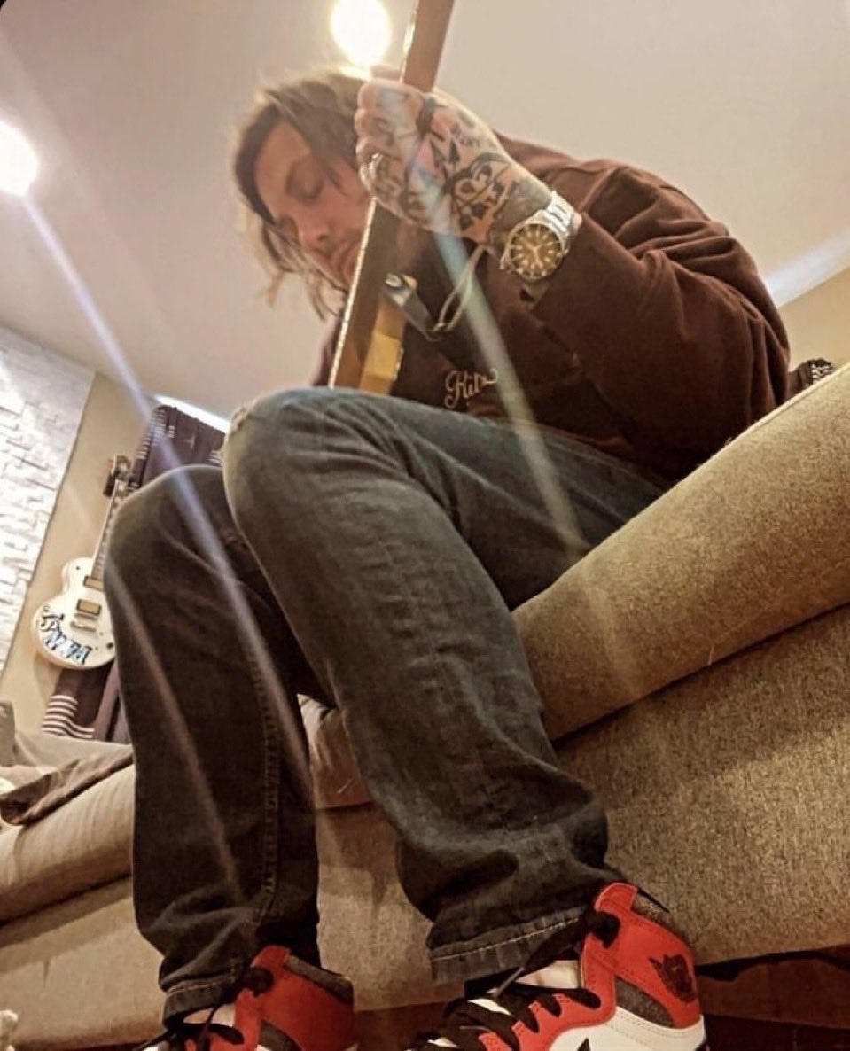 latedawnsand's tweet image. 1.5 hours into my workday and all i’ve done is look at photos of frank iero on pinterest but does excel have this? no so 🤷♀️