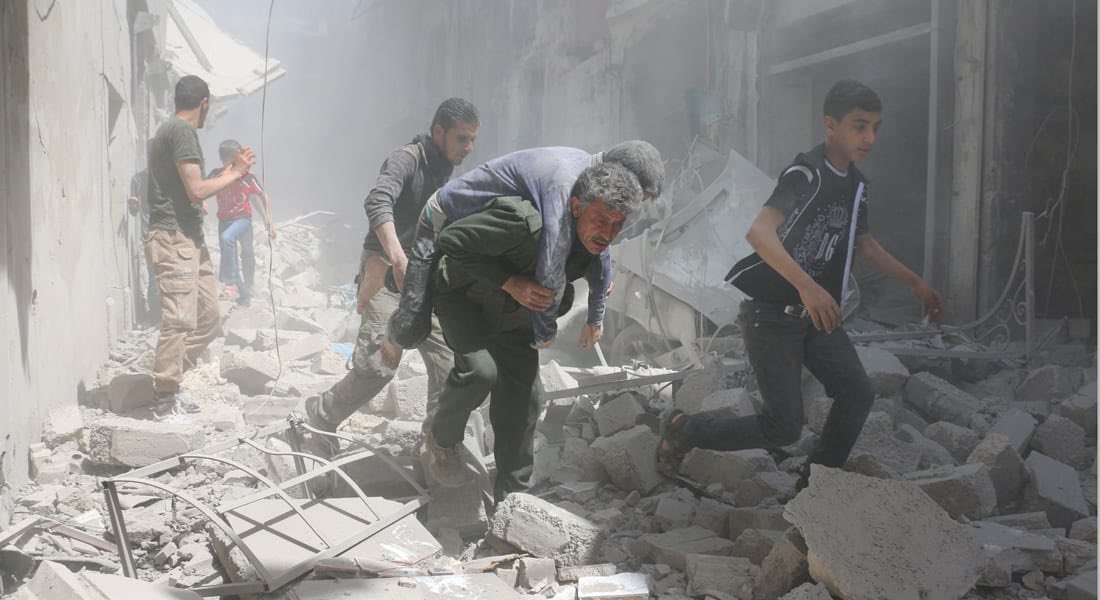 asseraaalsham's tweet photo. #الجولاني_يقرّ_باتفاقيات_بشار_مع_روسيا
هذه عينة صغيرة من مجازر روسيا وقصفها أطفالنا في سوريا حيث قتلت روسيا لوحدها أكثر من ١٥٠ ألف سوري بين عام ٢٠١٥ و ٢٠٢٤.
- من الذي فوّضك تذهب لروسيا وتبتسم وتمزح مزحات سمجة مع رئيسها القاتل .
- لا حكومة مصغرة ولا مجلس شورى ولا هيئة حكم انتقالي ولا تفويض من ممثلين حقيقيين عن الشعب
تذهب وتفاوض وتبيع وتشتري على ما يحلو لك .
- الأخطر من أنت حتى تقرّ بلسانك بكل اتفاقيات النظام السابقة مع روسيا قال بالحرف في الثانية ٤٢ من الفيديو ( نحن نحترم كل ما مضى من اتفاقيات )يعني:
بقاء القواعد الروسية
الديون ( يعني سيدفع الشعب السوري ثمن كل رصاصة قتلتنا بها روسيا وثمن كل صاروخ قصفتنا به)
عقود توريد القمح والمشتقات النفطية.
الاتفاقيات الأمنية
الدوريات المشتركة في الجنوب
- كل هذا لأجل عدم دعم روسيا لفلول النظام،
طيب لو كان بالأصل هناك حكماً وطنياً يشمل كل قوى الثورة هل كان الساحل سيتمرد 
ولو لم يقم الأمن العام وغيره بانتهاكات الساحل هل كان الفلول لديهم ملف قوي يسوقونه دولياً ليطلبون حماية دولية لهم .
- بهيم من يظنّ أن الشرع سيطلب تسليم بشار والأبهم منه من يظّن أنّ بوتين سيوافق على طلبه، أصلاً الشرع آخر همّه بشار وضباط النظام.
- للعلم روسيا مصرّة على كل طلب إعادة ضم ضباط النظام للجيش والاستخبارات بالإضافة لباقي البنود التي وافق الشرع عليها بلسانه بهذا الفيديو ( اتفاقيات روسيا مع النظام السابق)
مقابل حتى تفكر فقط تفكير روسيا ببحث ملف الفلول و دعمها لهم.
- مجرد ذهاب الشرع لروسيا هذا يعني فشل كل زياراته ودعم الغرب له الذي تغير موقفه منه بعد أحداث السويداء.
- كلمة جداً لها دلالاتها قالها أحد صنّاع القرار العالمي قال نيويورك هي الذروة ومابعدها نزول.
ختاماً يا عناصر الهيئة و كل جهادي وثوري طالما صار منتج الثورة وهو السلطة الانتقالية هذه تقوم بنفس سياسات النظام السابق على المستوى الخارجي
علاقات مع روسيا
انفتاح مع الغرب
انضمام للمجتمع الدولي
و زيادة لقاءات مع اسرائيل
تسليم اسرائيل رفات ومقتنيات جنودها الذين دوخهم الأسد ولم يعطها لهم
التنازل عن جبل الشيخ
التخلي عن نفط وغاز قسد مقابل الفتات
تحكيم القوانين الوضعية وجعلها مرجعاً
العودة لحكم العائلة
فساد هائل ورشاوى ومحسوبيات
إذاً لمَ قمنا ثورة ؟
قبل الثورة كان بشار يعتقل فقط ١٢٠٠ معارض سياسي أنا منهم ولم يكن يرتكب المجازر ويحكم القوانين الوضعية و لديه علاقات مع روسيا والغرب وتركيا وأعلى نسبة أمان وسيطرة للطائفة على الحكم و لعائلته
اليوم فقط نستبدل الطائفة العلوية بهيئة تحرير الشام وكل شيء يعاد نفسه
طبعاً السؤال هو لإيقاظ شعور الثورة بداخل كل واحد منّا
أنّ الثورة لم تحقق أهدافها :
السلطة بيد الشعب
محاسبة كل مجرمي النظام
فساد صفر
توزيع عادل للثروة
توحيد سوريا كلها
الشريعة هي المرجعية الأساسية
حكم مؤسسات وليس أفراد
طالما نحن صامتون والله سنرى تشريع قوانين غداً لمحاسبة كل ثوري وسيرى عناصر الهيئة زملاء لهم في الجيش والأمن عناصر وضباط النظام السابقين وعناصر وقيادات قسد الذين قتلوا أهلنا في الجزيرة السورية