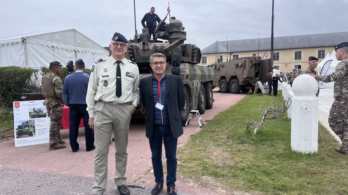 En compagnie du Lt-Colonel Frappart, délégué départemental militaire adjoint, dans le cadre de la rencontre <a href="/armeedeterre/">Armée de Terre</a> <a href="/l_amf/">AMF | Association des maires de France</a> à l’Ecole Militaire. 
Les Maires fantassins citoyens de la République aux côtés de nos militaires.