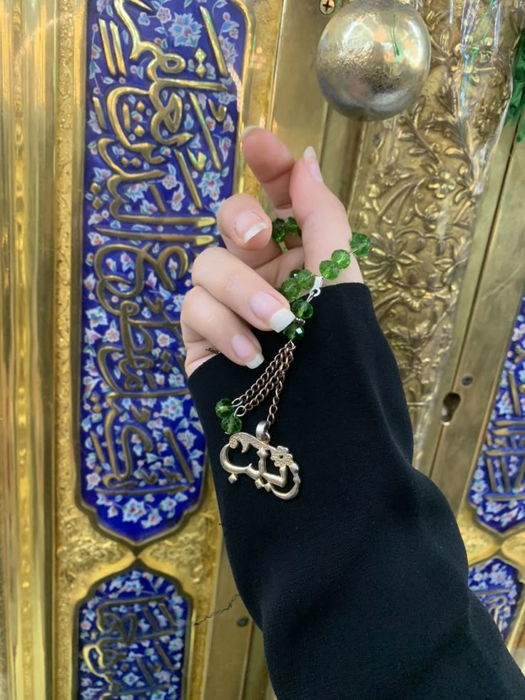 ہم شیعہ بھی بہت امیر ہوتے ہیں، ہم اہلبیتٔ کے منکروں کو لعنت بھی لاکھ لاکھ کی دیتے ہیں
دشمنانِ اہلبیتٔ پر لعنتیں🖐🏻
#سرائے_سخن 
#قومی_زبان