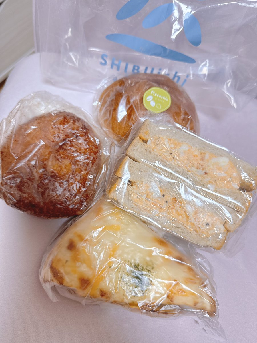 t_chanko12's tweet image. お休みの日に私の好きなウインナーとパンを買ってきてくれた女の子…！！
私たちにまでお饅頭買ってきてくれたお客様…！！
ありがとうございます\( ˆ ˆ )/♡
幸せ美味しいうれしい\( ˆ ˆ )/♡