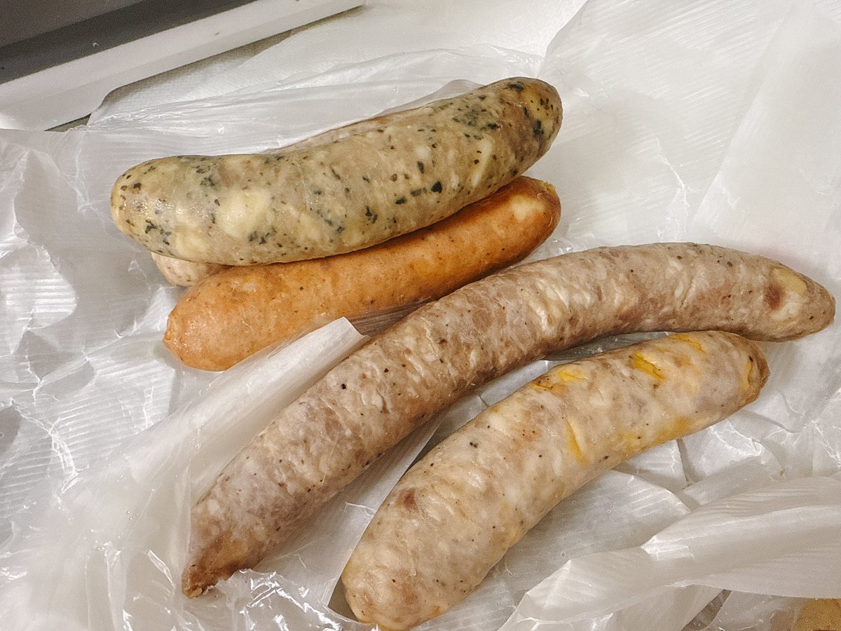 t_chanko12's tweet image. お休みの日に私の好きなウインナーとパンを買ってきてくれた女の子…！！
私たちにまでお饅頭買ってきてくれたお客様…！！
ありがとうございます\( ˆ ˆ )/♡
幸せ美味しいうれしい\( ˆ ˆ )/♡