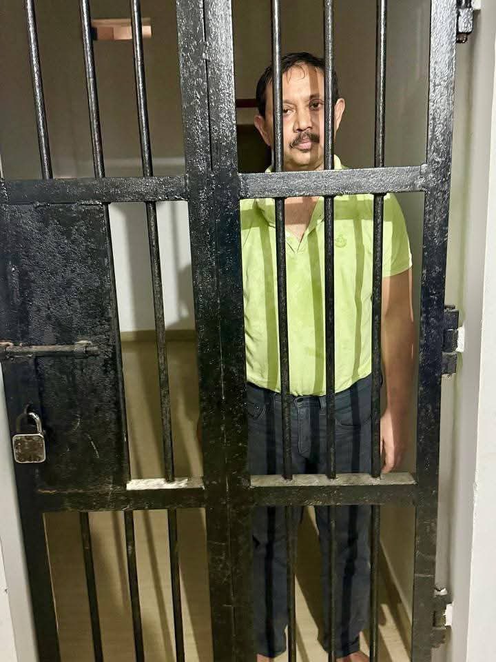 #8pm : #EveningThought
"Hatred is a strong and intense feeling of aversion or hostility towards someone or something resulting in a desire to harm."
কাৰাগাৰত বিচাৰাধীন (undertrials) নাইবা অপৰাধী (convict)ক ৰখা হয়। অৰ্থাৎ সাধাৰণ অৰ্থত শাস্তি পাবলগীয়া নাইবা শাস্তি নিৰ্ধাৰণ হোৱা