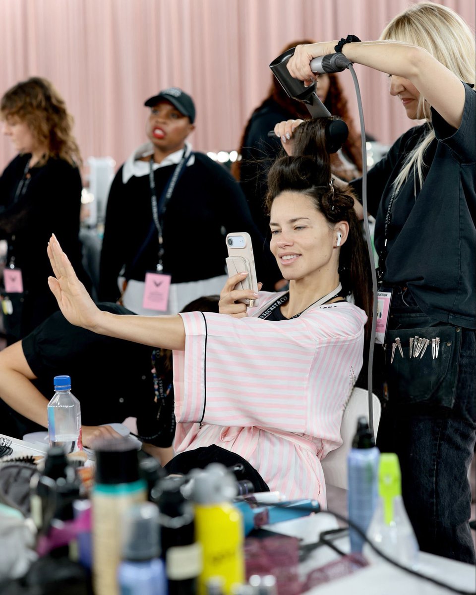 A MAIOR! Adriana Lima no backstage se preparando para o Victoria's Secret Fashion Show 2025.