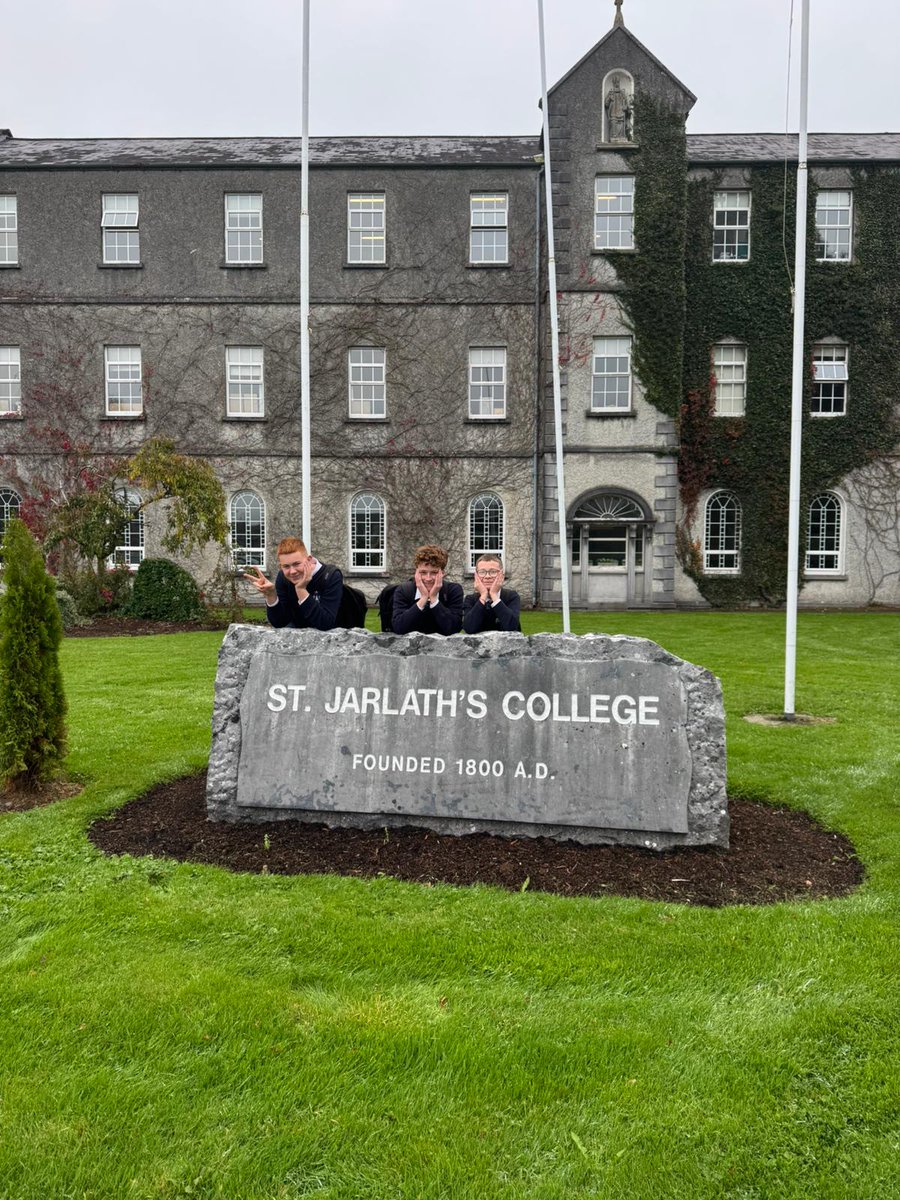 stjarlaths's tweet image. Our Green School Committee have been busy promoting their #walkonwednesday initiative to encourage students to walk part of or all the way to and from school. Well done to everyone who walked to school this morning. 👏

@GreenSchoolsIre
#climatesolutions 
#greenschoolcommittee