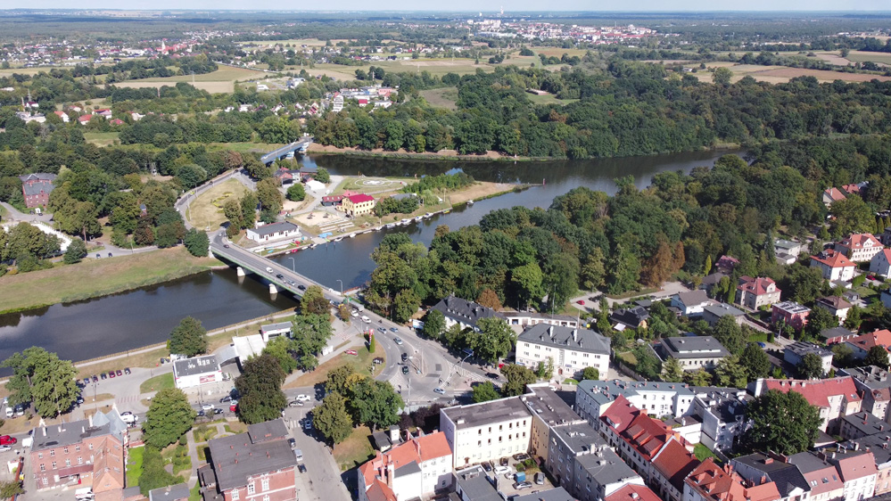50 lat temu - 15 października 1975 w wyniku połączenia miast: Koźla, Kędzierzyna, Kłodnicy, Sławięcic i wsi: Lenartowice, Miejsce Kłodnickie i Cisowa powstało miasto Kędzierzyn-Koźle.
Najlepsze miasto w Polsce! 😎🐐