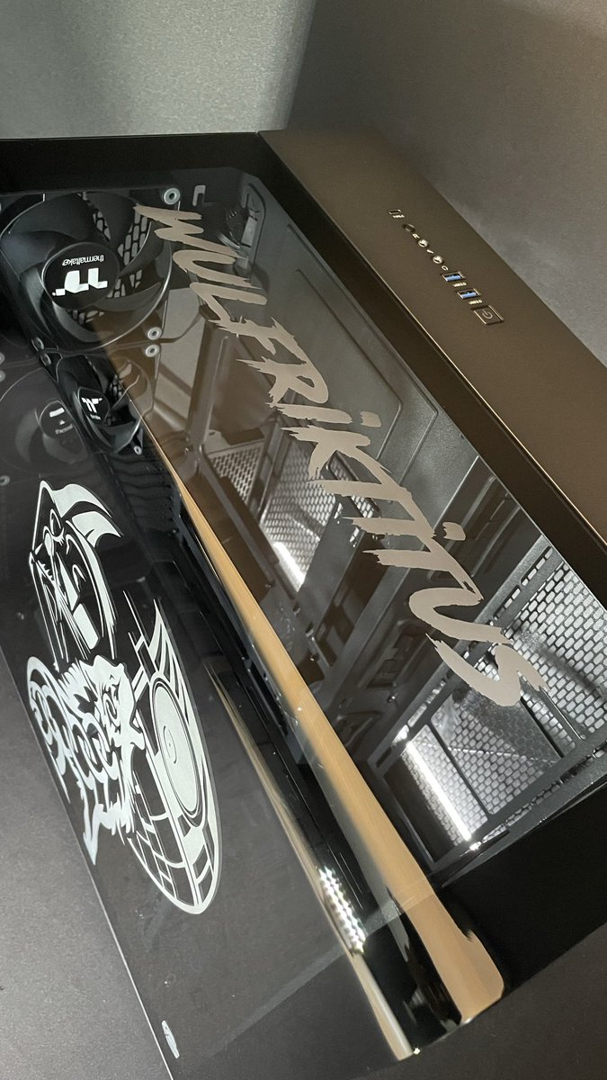 STUFF ton créateur✨
Pour cette édition c’est <a href="/WulfrikTitus/">WulfrikTitus</a> qui a eu son boîtier customisé
Un Thermaltake View 390 Air avec sa vitre courbée🫶
La custom devait réunir un loup tribal+ Dark Vador avec l’étoile de la mort
Merci à <a href="/Thermaltake_fr/">Thermaltake France</a> de nous avoir soutenu dans ce projet