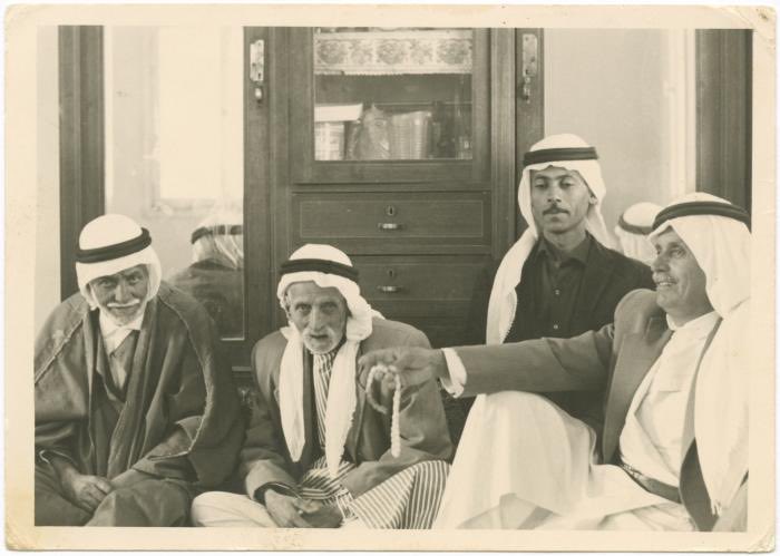 FAHAD__ALJARBA's tweet image. هل ضاعت بعض هيبة المجالس بين فلاشات التصوير؟

بعض المجالس اليوم صارت تهتم بالكاميرا أكثر من الكلمة، والتصوير أكثر من التقدير. الضيف ما عاد يُستمع له، بل يُصوَّر فقط. والمجلس فقد روح اللقاء واصبح للاستعراض

 في زمنٍ مضى، كان الضيف يُحاط بالاهتمام والإنصات والتصوير له اداب.