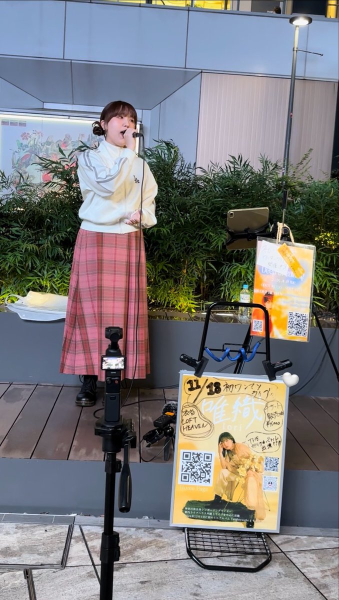 Shibuya Street Live at SHIBUYA AXSH

オリジナル曲多めの路上ライブで新鮮だった！今日も唯織ちゃんに会えて、歌声聴けて幸せだった✨

ワンマンまであと約1ヶ月！わくわく！
2026年の目標も達成出来ますように🏃‍♀️🎸🎹

#唯織
#SHIBUスポット
#shibuyastreetlive
#渋谷アクシュ
#もっちゃんすとりーと