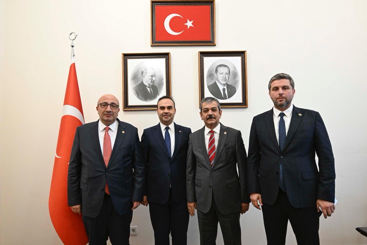 akpartielazigmv's tweet photo. 📍Türkiye Büyük Millet Meclisi

Milletvekillerimiz Sn. Prof. Dr. Erol Keleş, Sn. Ejder Açıkkapı ve Sn. Mahmut Rıdvan Nazırlı; Mecliste nöbetçi Bakan olarak bulunan Sanayi ve Teknoloji Bakanı Sn. Mehmet Fatih Kacır’ı ziyaret ettiler.(1) https://t.co/gHwKPItcXv