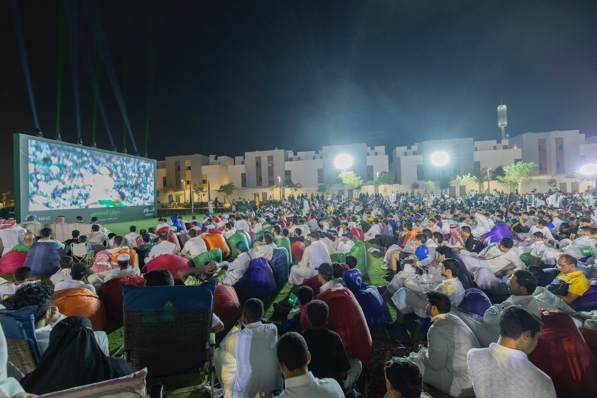 ضمن وجهات #NHC 
تحولت #وجهة_خزام لكرنفال كروي مع أجواء تأهل المنتخب السعودي لكأس العالم في أكبر منطقة جماهيرية متميزة وسط أجواء حماسية وتفاعل كبير من الحضور يجسد عشق الشعب السعودي لكرة القدم🇸🇦