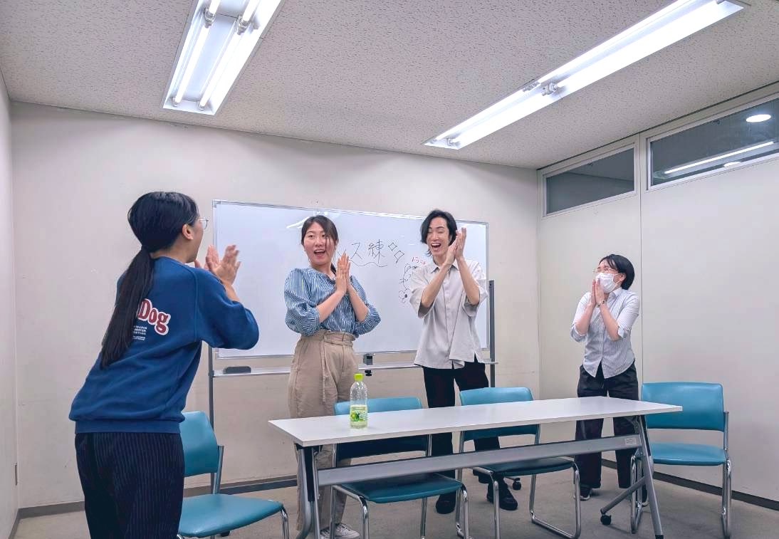 yumninori's tweet image. 気まずい家族と愉快な家族、そしてトラニャン。
#ゆめいの 稽古日記
最近は、セリフの裏、心の中で考えている言葉に着目しながら演出をつけています。
また、小道具の段取りが決まるにつれて、徐々にリアルな家族の風景になってきました。
笑顔の絶えない稽古でした!
✨旗揚げ公演は12/20-21✨