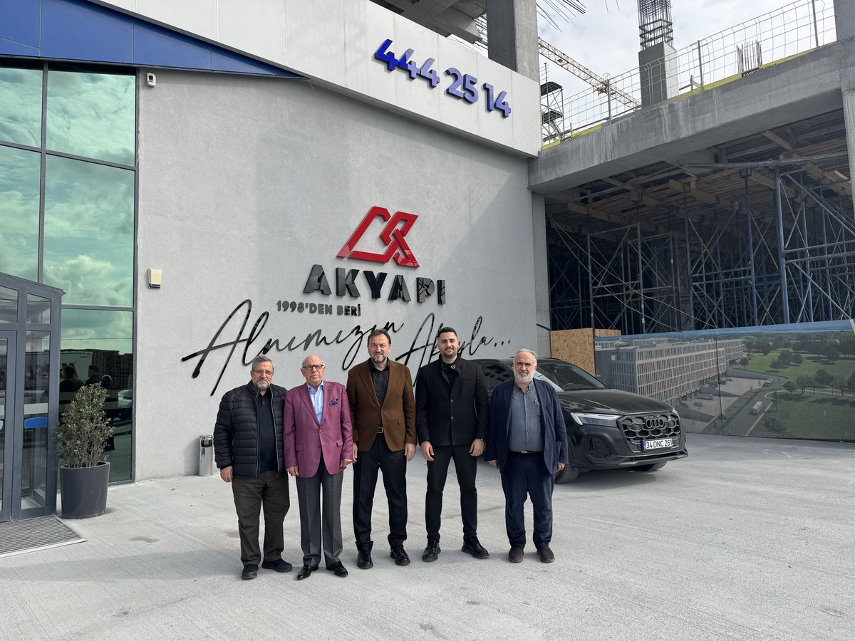 MahmutAsmali's tweet photo. Ticarethane Hadımköy projemizin satış ofisini ziyaret eden Dostlar Divanı Grubu Başkanı gazeteci ve yazar Sami Özey abimiz ile bir araya gelerek hasbihal ettik. 
Nazik ziyaretleri ve başarı dilekleri için teşekkür ediyorum.
https://t.co/9akWXtSqn6 https://t.co/I3cips8zTv