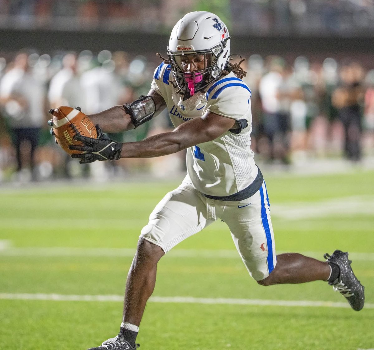 Stats as of right now ! 
4 carries , 53 yards 
25 rec , 502 yards , 6 tds

39 total tackles 
5 PBU 
1 interception 

hudl.com/profile/167914…