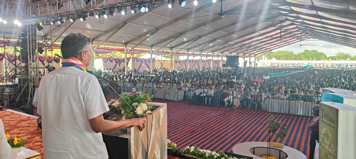 JarkiholiSatish's tweet photo. ಕರ್ನಾಟಕ ರಾಜ್ಯ ಭಿಕ್ಷು ಸಂಘ, ರಾಜ್ಯ ಬೌದ್ಧ ಸಂಘ- ಸಂಸ್ಥೆಗಳು ಹಾಗೂ ರಾಜ್ಯ ಅಂಬೇಡ್ಕರ್ ವಾದಿಗಳ ಸಂಘ- ಸಂಸ್ಥೆಗಳು ಮತ್ತು ವಿಶ್ವಮೈತ್ರಿ ಬುದ್ಧ ವಿಹಾರದ ಸಂಯುಕ್ತಾಶ್ರಯದಲ್ಲಿ‌ ಮೈಸೂರಿನ ಮಹಾರಾಜ ಕಾಲೇಜಿನಲ್ಲಿ ಇಂದು ಜರುಗಿದ 2025 ರ ಬೌದ್ಧ ಮಹಾಸಮ್ಮೇಳನ ಮತ್ತು ಮಾನವ ಮೈತ್ರಿಯ ಪಯಣ ಕಾರ್ಯಕ್ರಮದಲ್ಲಿ ಮಾನ್ಯ ಮುಖ್ಯಮಂತ್ರಿ ಶ್ರೀ ಸಿದ್ದರಾಮಯ್ಯ ಅವರ ಜೊತೆಗೆ ಪಾಲ್ಗೊಂಡು, ಮಾತನಾಡಿದೆ. 

ಈ ಸಂದರ್ಭದಲ್ಲಿ ಉರಿಲಿಂಗಿ ಪೆದ್ದಿ ಮಠದ ಶ್ರೀ ಜ್ಞಾನಪ್ರಕಾಶ ಮಹಾಸ್ವಾಮಿಗಳು, ಸಚಿವರಾದ ಡಾ. ಜಿ.ಪರಮೇಶ್ವರ, ಡಾ.ಎಚ್.ಸಿ. ಮಹಾದೇವಪ್ಪ, ಶಾಸಕ ಮಿತ್ರರು ಸೇರಿ ಬೌದ್ಧ ಬಿಕ್ಕುಗಳು ಮತ್ತು ಮುಖಂಡರು ‌ಉಪಸ್ಥಿತರಿದ್ದರು.
#satishjarkiholi #mysuru