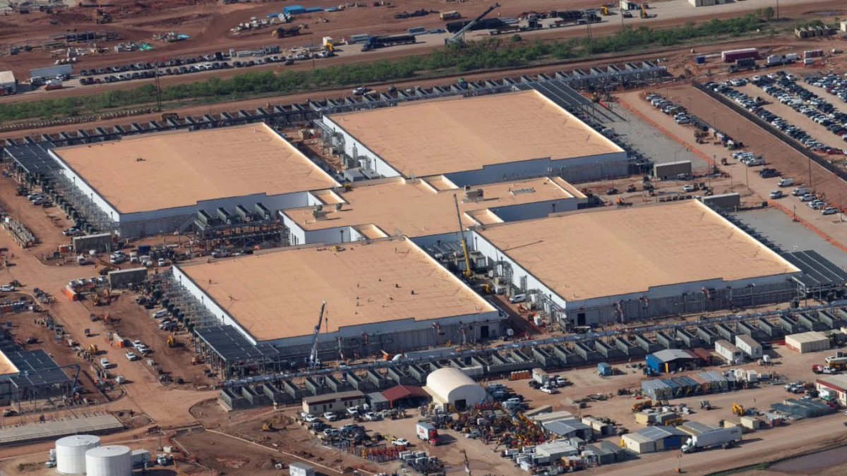 أبوظبي تطلق مشروع Stargate VAE، هو تحالف تكنولوجي ضخم أُطلق في أبوظبي لإنشاء بنية تحتية فائقة للذكاء الاصطناعي، بالشراكة بين OpenAI وG42 الإماراتية وبدعم من شركات عالمية مثل Microsoft، Oracle، Nvidia، وCisco.
المرحلة الأولى: تشغيل 200 ميغاواط بحلول 2026
الهدف المستقبلي: 5 جيجاوات