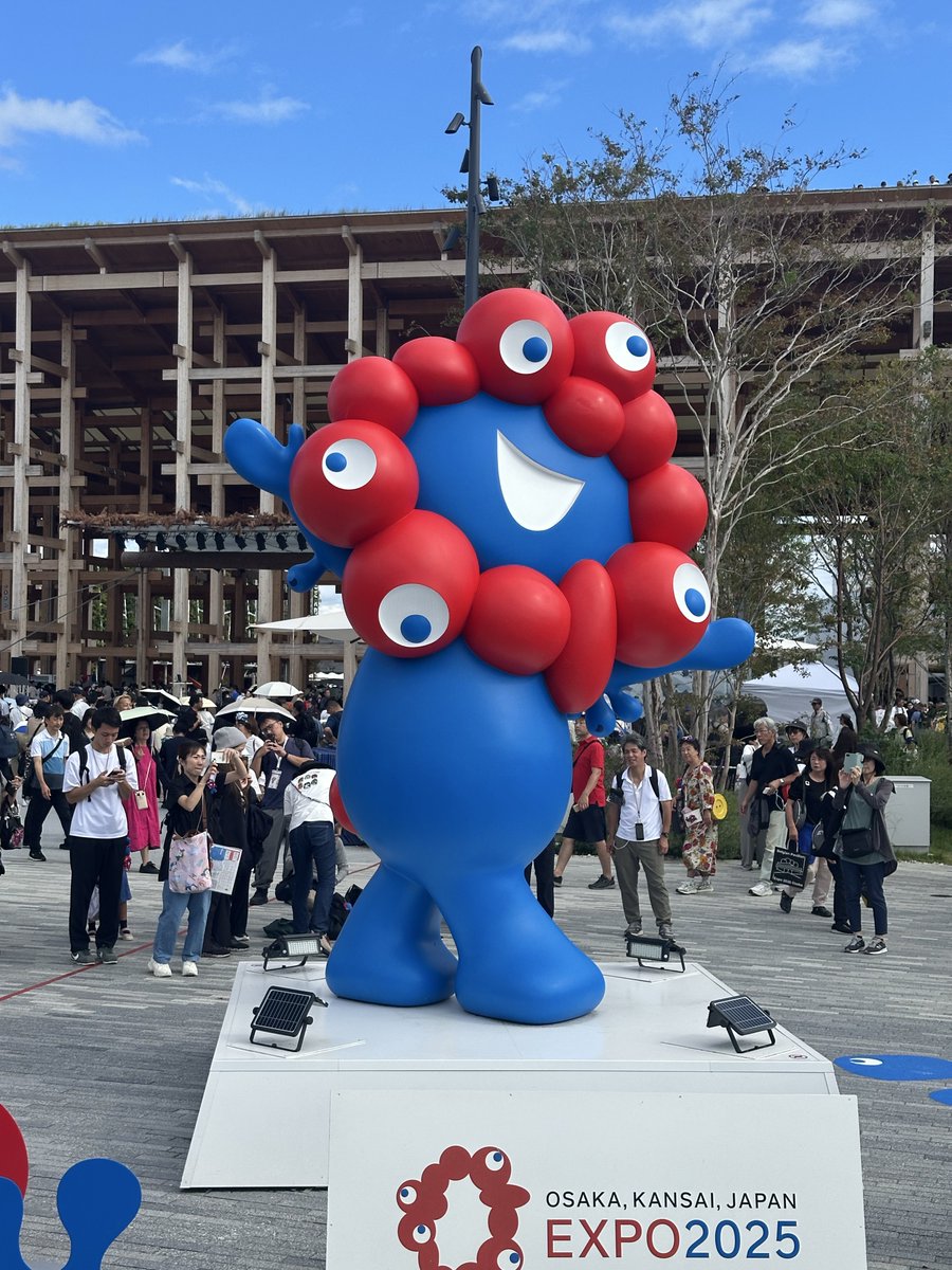 kiyooooot's tweet photo. 万博最終日。7回目の万博でした。
こんな多幸感溢れる空間がこの世にあるのか。皆の思いが溢れ出てて何度胸がいっぱいになったか。あの空気を吸えただけで幸せでした。
死ぬまで忘れません。
西ゲート9時だったので最後だけ本気出してゲート先頭ゲットしましたが。
通期パスではないけどロスがすごい。 https://t.co/X7OuyXxYgK