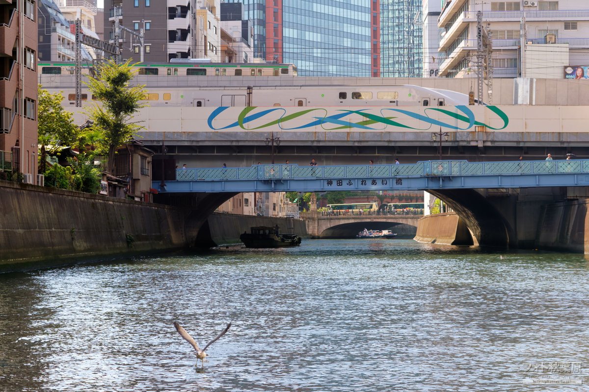 10年前の秋葉原風景
秋葉原エリアの南端には神田川が流れる。穏やかに流れる水辺は、喧騒の秋葉原とはまた違った雰囲気。どこか江戸時代からの歴史を感じる場所だ。山手線や京浜東北線、新幹線や上野東京ラインが川を渡り、中央線も近くを走行する。飽きる事のないスポットだ。(2015年9月22日撮影)
