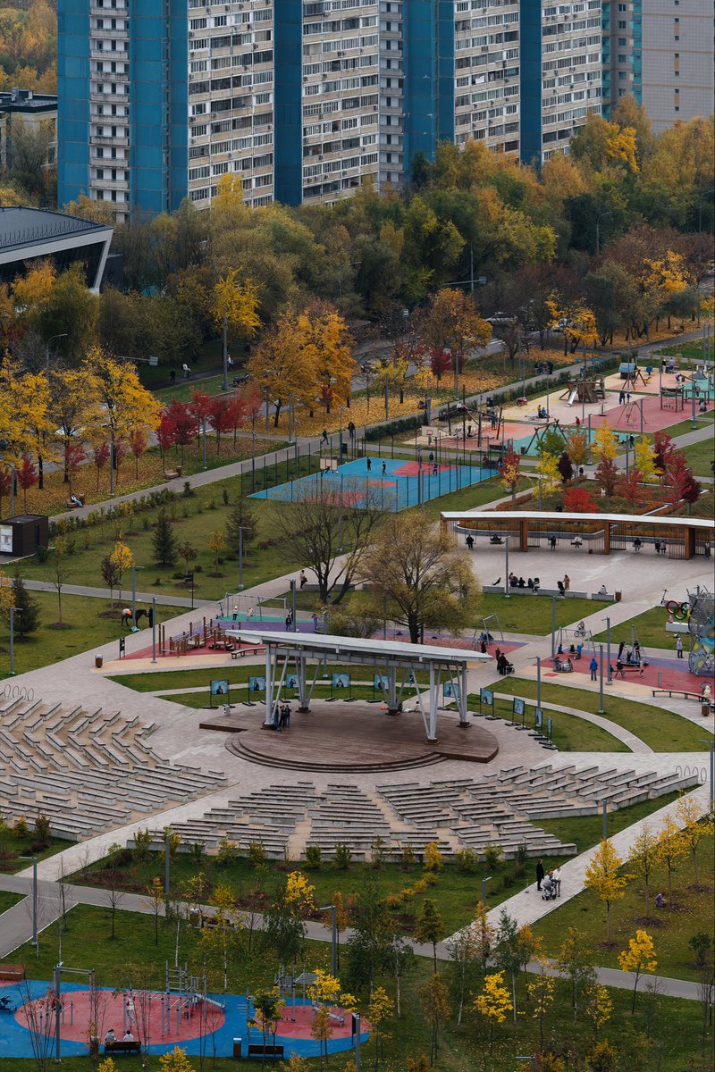 ksarzie's tweet image. Это особенно заметно с высоты, где деревья порой выше домов и могут полностью скрывать из виду целые дворы.