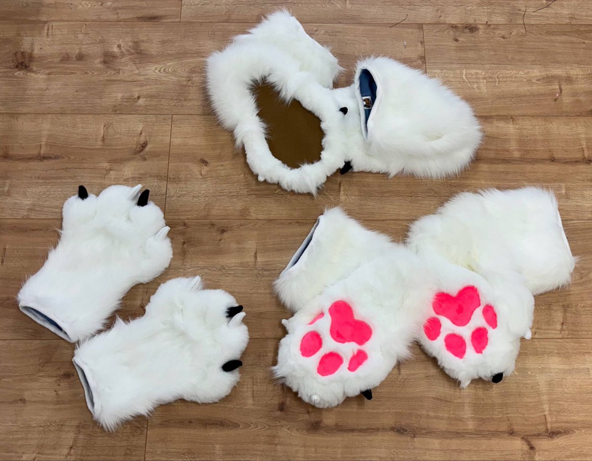 Diese 3 Pfotenpaare sind so gut wie fertig, es fehlt nurnoch die Füllung und die Rasur 

These 3 paw pairs are nearly finished, only the filling and shaving is missing