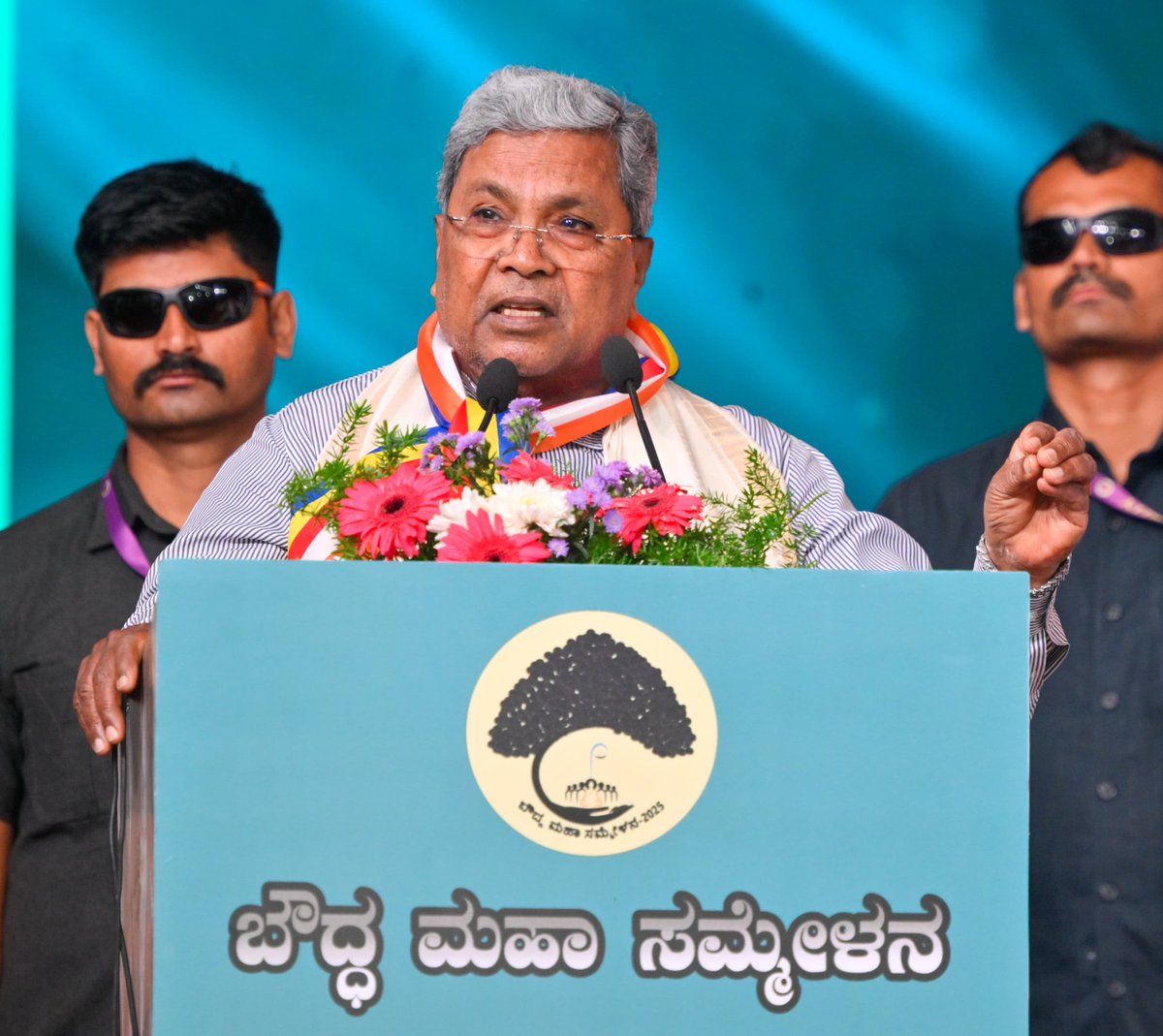 CMofKarnataka's tweet photo. ಜಡ್ಡುಗಟ್ಟಿದ ಸಮಾಜದಲ್ಲಿ ಪರಿವರ್ತನೆಯಾಗಬೇಕಾದರೆ ಹೆಚ್ಚು ಜನರಿಗೆ ಬುದ್ಧ, ಬಸವ, ಅಂಬೇಡ್ಕರ್ ಅವರ ತತ್ವ ಆದರ್ಶಗಳು ಪರಿಚಿತವಾಗಬೇಕು.
 
ಎಲ್ಲರಿಗೂ ಸಮಾನ ಅವಕಾಶಗಳು ಇಲ್ಲದ ಕಾರಣ ಅಸಮಾನತೆ ನಿರ್ಮಾಣವಾಗಿದೆ. ಪ್ರತಿಯೊಬ್ಬರೂ ಆರ್ಥಿಕವಾಗಿ, ಸಾಮಾಜಿಕವಾಗಿ ಶಕ್ತಿ ಹೊಂದಿದ್ದರೆ ಮಾತ್ರ ಸಮಾನತೆ ಸಾಧ್ಯವಾಗುತ್ತದೆ ಎಂದು ಅಂಬೇಡ್ಕರ್ ಅವರು ಪ್ರತಿಪಾದಿಸಿದರು. ಪರಧರ್ಮ ಸಹಿಷ್ಣುತೆ, ಸಹಬಾಳ್ವೆಯನ್ನು ಪ್ರತಿಯೊಬ್ಬರೂ ಮೈಗೂಡಿಸಿಕೊಂಡರೆ ಮಾತ್ರ ದೇಶದಲ್ಲಿ ಶಾಂತಿ, ಅಹಿಂಸೆ ಸತ್ಯ ನೆಲೆಗೊಳ್ಳಲು ಸಾಧ್ಯ.

ಎಸ್‌ಸಿಎಸ್‌ಪಿ /ಟಿಎಸ್‌ಪಿ ಯೋಜನೆಗಾಗಿ 42 ಸಾವಿರ ಕೋಟಿ ರೂ.ಗಳನ್ನು ಮೀಸಲಿಡಲಾಗಿದೆ. ಸಮಸಮಾಜ ನಿರ್ಮಾಣ ಮಾಡಲು ಪ್ರತಿಯೊಬ್ಬರಿಗೂ ಆರ್ಥಿಕ ಶಕ್ತಿ ಬರಲೇಬೇಕು. ನಮ್ಮ ಸರ್ಕಾರ ಗುತ್ತಿಗೆಗಳಲ್ಲಿ ಮೀಸಲಾತಿಯನ್ನು ತಂದಿದೆ. ಬಡ್ತಿಯಲ್ಲಿ ಮೀಸಲಾತಿಯನ್ನು ಸರ್ವೋಚ್ಚ ನ್ಯಾಯಾಲಯ ಕೊಡದಿದ್ದರೂ ಸಮಿತಿ ರಚಿಸಿ, ಅದರ ವರದಿಯ ಆಧಾರದ ಮೇಲೆ ಬಡ್ತಿಯಲ್ಲಿ ಮೀಸಲಾತಿಯನ್ನು ಜಾರಿಗೆ ತಂದಿದ್ದು ನಮ್ಮ ಸರ್ಕಾರ.

ಸಮಾನತೆಯ ಜಾಗೃತಿಯ ಜೊತೆಗೆ ಪೂರಕ ಕಾರ್ಯಕ್ರಮಗಳಿದ್ದರೆ ಆರ್ಥಿಕ, ಸಾಮಾಜಿಕ ಶಕ್ತಿ ಬರುತ್ತದೆ. ಅಸಮಾನತೆಯನ್ನು ಹೋಗಲಾಡಿಸುವ ದೃಷ್ಟಿಯಿಂದ ಭಾಗ್ಯಗಳು ಮತ್ತು ಗ್ಯಾರಂಟಿ ಯೋಜನೆಗಳನ್ನು ನಮ್ಮ ಅಧಿಕಾರದ ಅವಧಿಯಲ್ಲಿ ನೀಡಲಾಗಿದೆ.

ಶಕ್ತಿ ಯೋಜನೆಯಿಂದಾಗಿ ಒಂದು ದಿನದಲ್ಲಿ ಹಾಸನಾಂಬೆ  ದರ್ಶನಕ್ಕೆ ಭೇಟಿ ನೀಡಿದ ಒಟ್ಟು 9 ಲಕ್ಷ ಪ್ರಯಾಣಿಕರ ಪೈಕಿ ಶೇ.70 ರಷ್ಟು ಮಹಿಳೆಯರೇ ಇದ್ದಾರೆ. ದೇವಸ್ಥಾನ, ಕೆಲಸದ ಸ್ಥಳಗಳಿಗೆ ಮಹಿಳೆಯರು ಓಡಾಡುವಂತಾಗಿ ಸ್ವಾವಲಂಬಿಗಳಾಗಿದ್ದಾರೆ. 

ಸಮಾಜದಲ್ಲಿ ಜಾತಿ ವ್ಯವಸ್ಥೆ ಆಳವಾಗಿ ಬೇರೂರಿದೆ. ಕೆಲವು ಮನುವಾದಿಗಳ ಸಂಚಿನಿಂದ ಇಂದಿಗೂ ಬದಲಾವಣೆ ಸಾಧ್ಯವಾಗಿಲ್ಲ. ಸಚಿವ ಪ್ರಿಯಾಂಕ್ ಖರ್ಗೆಯವರು ಸಾರ್ವಜನಿಕ ಸ್ಥಳಗಳಲ್ಲಿ ಯಾವುದೇ ಸಂಘಸಂಸ್ಥೆಗಳು ತಮ್ಮ ಚಟುವಟಿಕೆಗಳನ್ನು ನಡೆಸದಂತೆ ನಿರ್ಬಂಧ ಕೋರಿ ಪತ್ರ ಬರೆದಿದ್ದರು. ತಮಿಳುನಾಡಿನಲ್ಲಿ ಈ ದಿಸೆಯಲ್ಲಿ ತೆಗೆದುಕೊಂಡಿರುವ ಕ್ರಮದ ಬಗ್ಗೆ ವರದಿ ನೀಡುವಂತೆ ಸರ್ಕಾರದ ಮುಖ್ಯ ಕಾರ್ಯದರ್ಶಿಗಳಿಗೆ ಸೂಚನೆ ನೀಡಲಾಗಿದೆ.

ಸಮಾಜದಲ್ಲಿ ಬದಲಾವಣೆ ತರುವ ನಮ್ಮ ಪ್ರಯತ್ನಕ್ಕೆ ಹಲವು ತೊಡಕು ಎದುರಾಗುತ್ತವೆ. ಮೌಢ್ಯಗಳು, ಕಂದಾಚಾರಗಳ ನಿಗ್ರಹಕ್ಕೆ ನಮ್ಮ ಸರ್ಕಾರ ಕಾನೂನು ರೂಪಿಸಿದೆ.

ನಮ್ಮಲ್ಲಿರುವ ಗುಲಾಮಗಿರಿಯ ಮನಸ್ಥಿತಿಯನ್ನು ಕಿತ್ತೊಗೆಯಬೇಕು, ತನ್ಮೂಲಕ ಎಲ್ಲರೂ ಮನುಷ್ಯರಾಗಬೇಕು. ಪ್ರೀತಿಯಿಂದ ದ್ವೇಷವನ್ನು ಗೆಲ್ಲಬೇಕು. ಬುದ್ಧ, ಬಸವಣ್ಣನವರ ತತ್ವಗಳನ್ನು ಎಲ್ಲರೂ ತಮ್ಮ ಜೀವನದಲ್ಲಿ ಅಳವಡಿಸಿಕೊಂಡು, ಸಮ ಸಮಾಜದ ನಿರ್ಮಾಣಕ್ಕೆ ನಾಂದಿ ಹಾಡಬೇಕಿದೆ.

- ಮುಖ್ಯಮಂತ್ರಿ @siddaramaiah ಅವರು ಮೈಸೂರಿನ ಮಹಾರಾಜ ಕಾಲೇಜು ಮೈದಾನದಲ್ಲಿ ಆಯೋಜಿಸಿದ್ದ ಬೌದ್ಧ ಮಹಾ ಸಮ್ಮೇಳನ ಮತ್ತು ಮಾನವ ಮೈತ್ರಿಯ ಪಯಣ 2025 ಅಂತರಾಷ್ಟ್ರೀಯ ಬೌದ್ಧ ಸಾಂಸ್ಕೃತಿಕ ಸಂಗಮ ಕಾರ್ಯಕ್ರಮವನ್ನು ಉದ್ದೇಶಿಸಿ, ಮಾತನಾಡಿದರು