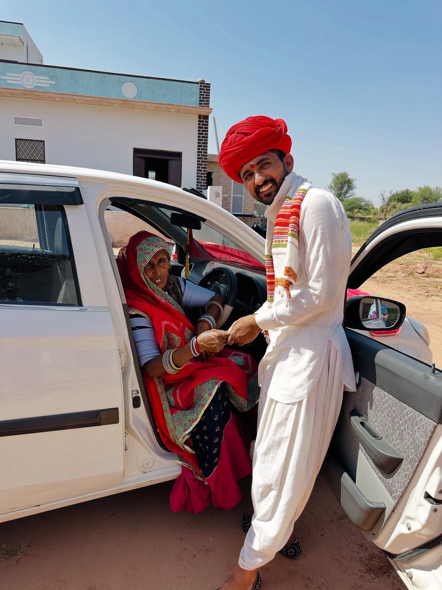 बचपन में सोचा था ख़ुद कार लाऊँगा माँ बापू को बिठाऊँगा आज माँ बापू के आशीर्वाद से सपना पूरा हुआ