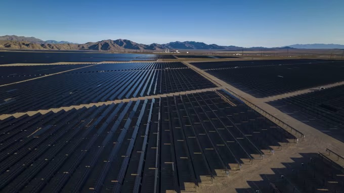 “This is how we lose the AI energy arms race with China,” says Utah’s
Republican Gov. Spencer Cox. Trump administration quietly cancels
nation’s largest solar project - CNN #solar #AlternativeEnergy #energy
#AI #Nevada
cnn.com/2025/10/14/cli…