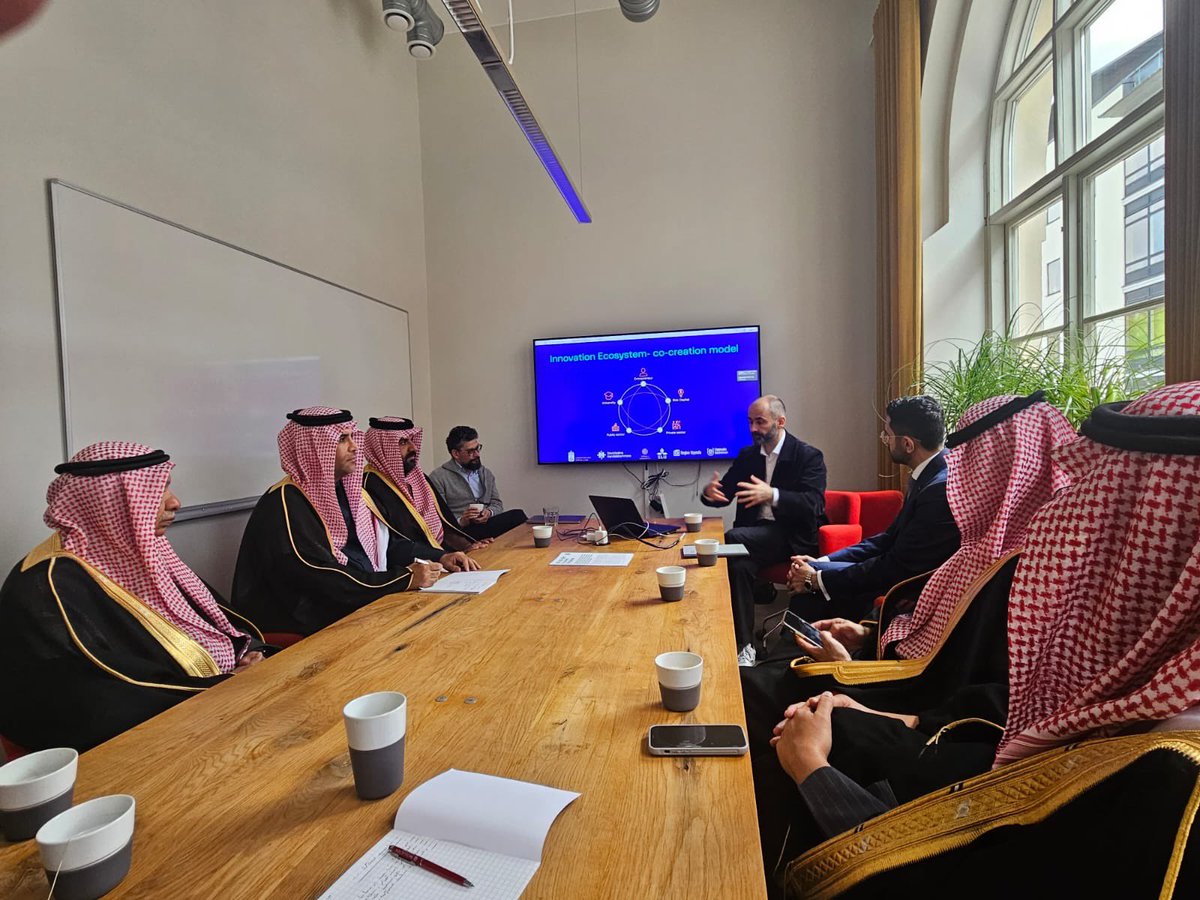 في إطار الزيارة الرسمية إلى مملكة السويد وفد أعضاء لجنة الصداقة البرلمانية السعودية السويدية في #مجلس_الشورى يبحث تعزيز التعاون المشترك مع عدد من كبار المسؤولين في وكالة وزارة الخارجية للشؤون الدولية، ومجلس التجارة والاستثمار السويدي، والاكاديمية الملكية السويدية للعلوم والهندسة.