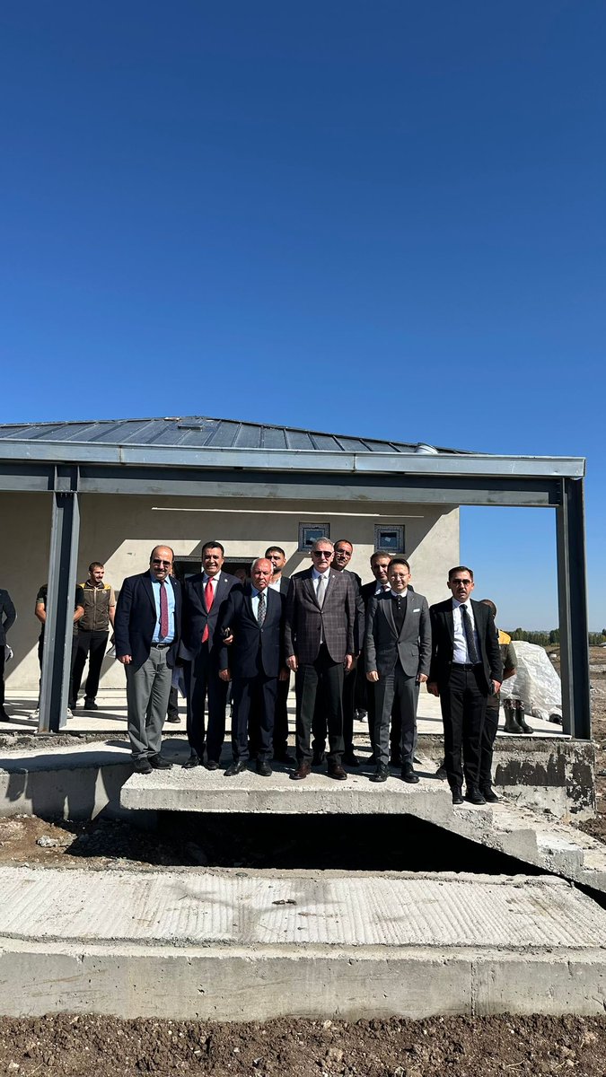 📍 Malazgirt’te yapımı devam eden 20 bin ton kapasiteli depomuzu yerinde inceledik.

Tamamlandığında Malazgirt ve çevresindeki üreticilerimize modern ve kaliteli hizmet sunacak tesisimizde yürütülen inşaat faaliyetleri hakkında bilgi alarak değerlendirmelerde bulunduk.
