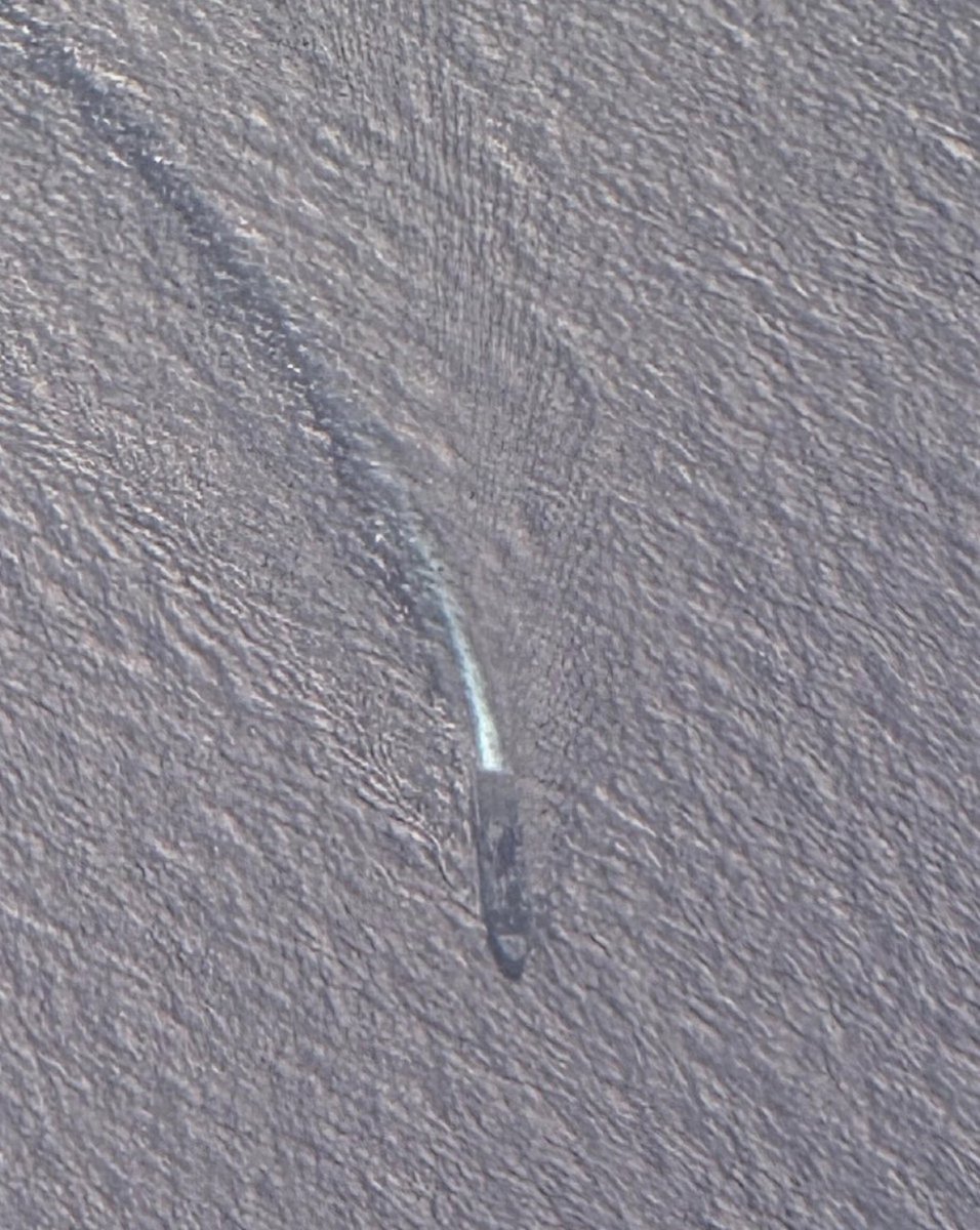 JaviXCubaLibre's tweet image. Una excelente fotografía de uno de los buques @USNavy desplegados en el Mar Caribe tomada hoy durante el vuelo de regreso del Comandante #SOUTHCOM Almirante Alvin Holsey de una visita a Antigua y Barbuda y Granada.

Las fuerzas militares de Estados Unidos están desplegadas en la…