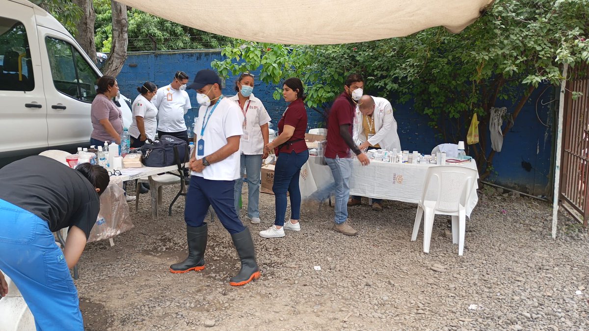 martibatres's tweet image. Se instala brigada de apoyo del @ISSSTE_mx en Poza Rica, Veracruz con víveres y servicios médicos.