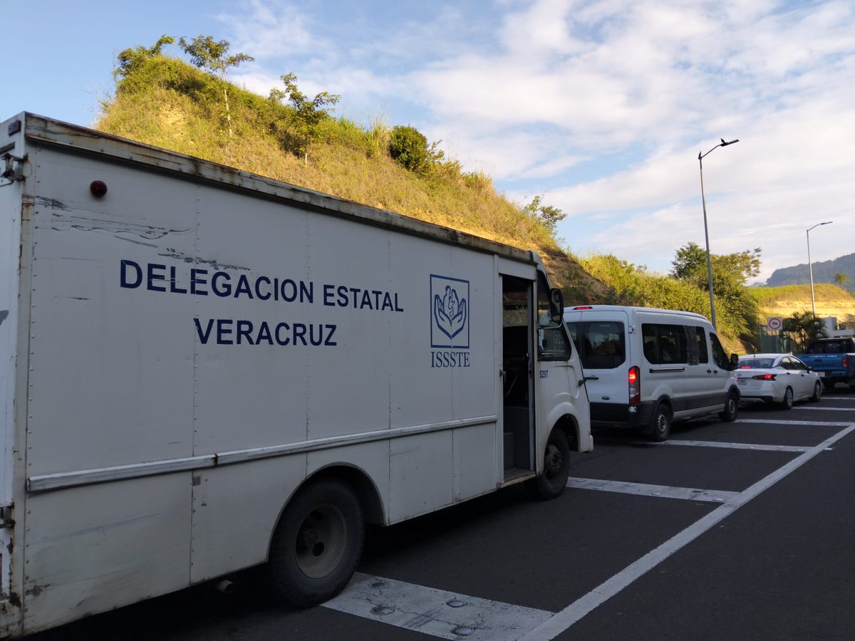 martibatres's tweet image. Se instala brigada de apoyo del @ISSSTE_mx en Poza Rica, Veracruz con víveres y servicios médicos.