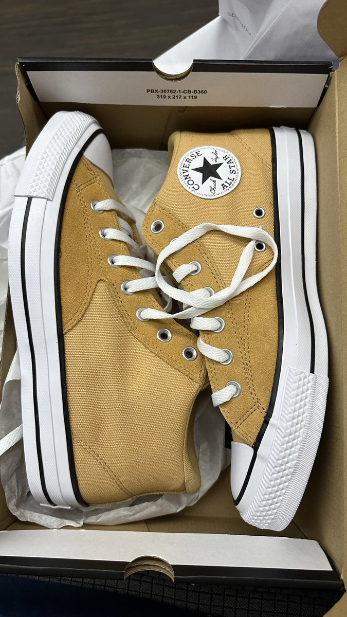 Estaba caminando, las vi al pasar, entré, pregunté si las tenían en 44, las compré y me fui. Habré tardado cuatro minutos. Fue un flechazo.

Son de un color entre mostaza y dorado; un curry, diría yo.