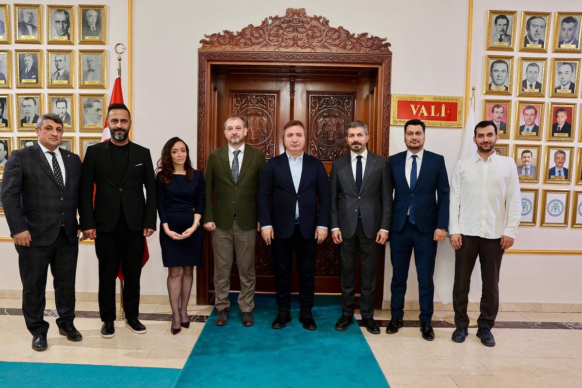 Erzincan Barosu Başkanı Sayın Emre Bölükbaşı ve yönetimi Valimiz Sayın Hamza Aydoğdu'yu makamında ziyaret ettiler.

Nazik ziyaretlerinden dolayı kendilerine teşekkür ediyoruz.