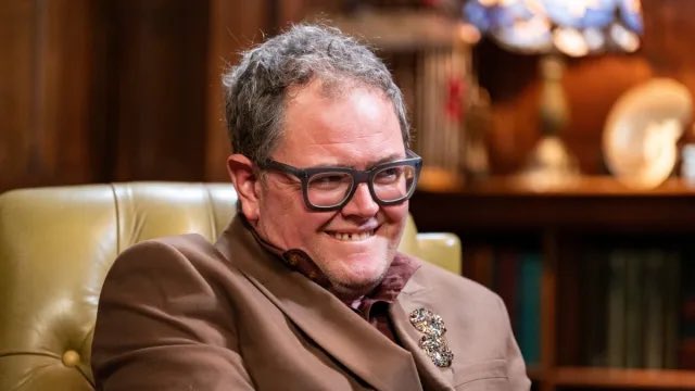 “He’s been murdered, deal with it.”

Alan Carr, you absolute savage #traitors #celebritytraitors