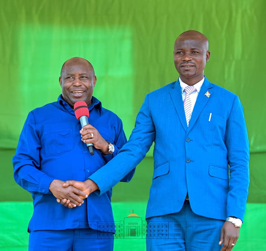 RutanaComm58105's tweet photo. Province BURUNGA
#Burundi le président de la République du Burundi Général Major Évariste Ndayishimiye a procédé le mercredi15octobre2025 à la présentation officielle du nouvel administrateur de la commune RUTANA Gordien NTAKIRUTIMANA   et a visité le site des minerais https://t.co/pK5CZlvZoX