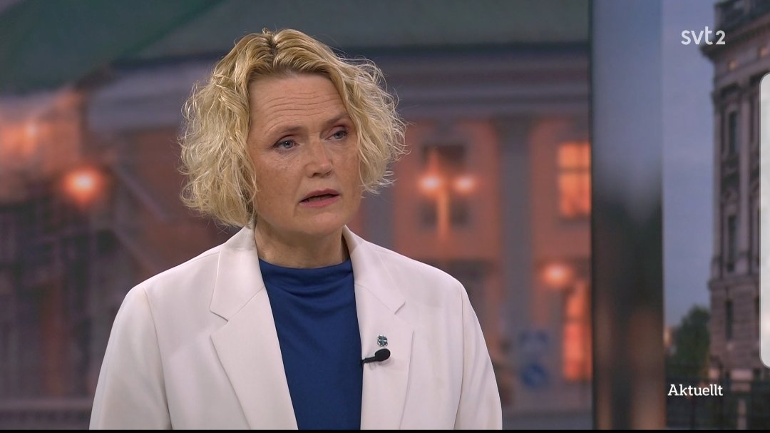 Hattens trovärdighet angående skälet till avhoppet som partiledare är lika med noll. Det är mycket som inte stämmer. Om det nu varit så allvarligt. Varför har inte polisanmält det? Hon insåg att nå framgång med centern var ett omöjligt uppdrag. Eftertankens kranka blekhet. #svpol