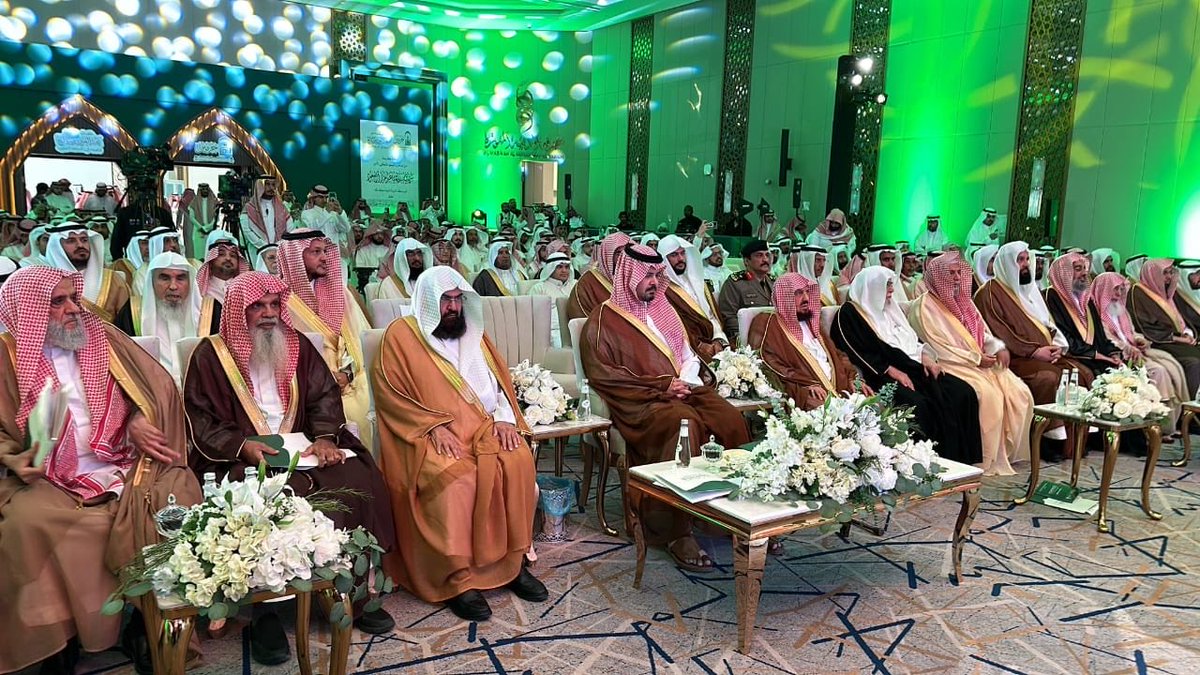 نشأنا في المدينة على صوت الشيخ عبدالعزيز بن صالح -رحمه الله- إماما وقاضيا وعالما، ولا يزال ذكره العطر يملأ أرجاء المسجد النبوي وقلوب أهلها.
حضور ملتقى مآثر الشيخ عبدالعزيز بن صالح في غرفة المدينة المنورة كان استحضارا لجيل تربّى على القدوة، وتعلّم من السكينة معنى العلم والهيبة.