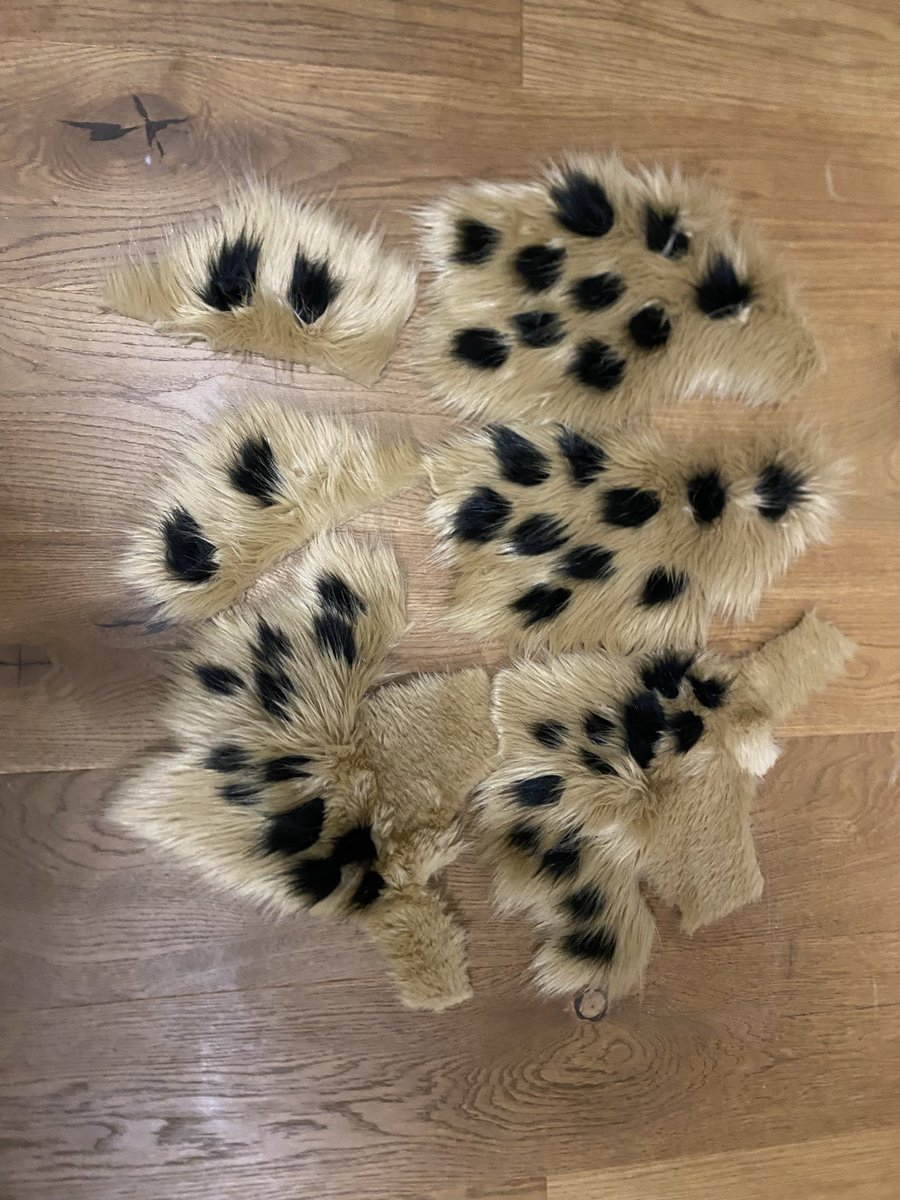 Die Punkte sind vernäht, morgen geht es an den Rest des Fells 

The dots are sewed in, the rest of the fur will be done tomorrow