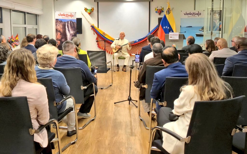 MisionVenOPAQ's tweet image. El maestro Cheo Hurtado y su cuatro en un concierto en honor a la soberanía y la paz, bajo el lema #Venezuelanoesunaamenaza, #VenezuelaesPazyEsperanza Frente a las amenazas nuestra respuesta es el fortalecimiento de la paz. En la sede de la Misión Permanente, La Haya 9 oct 2025