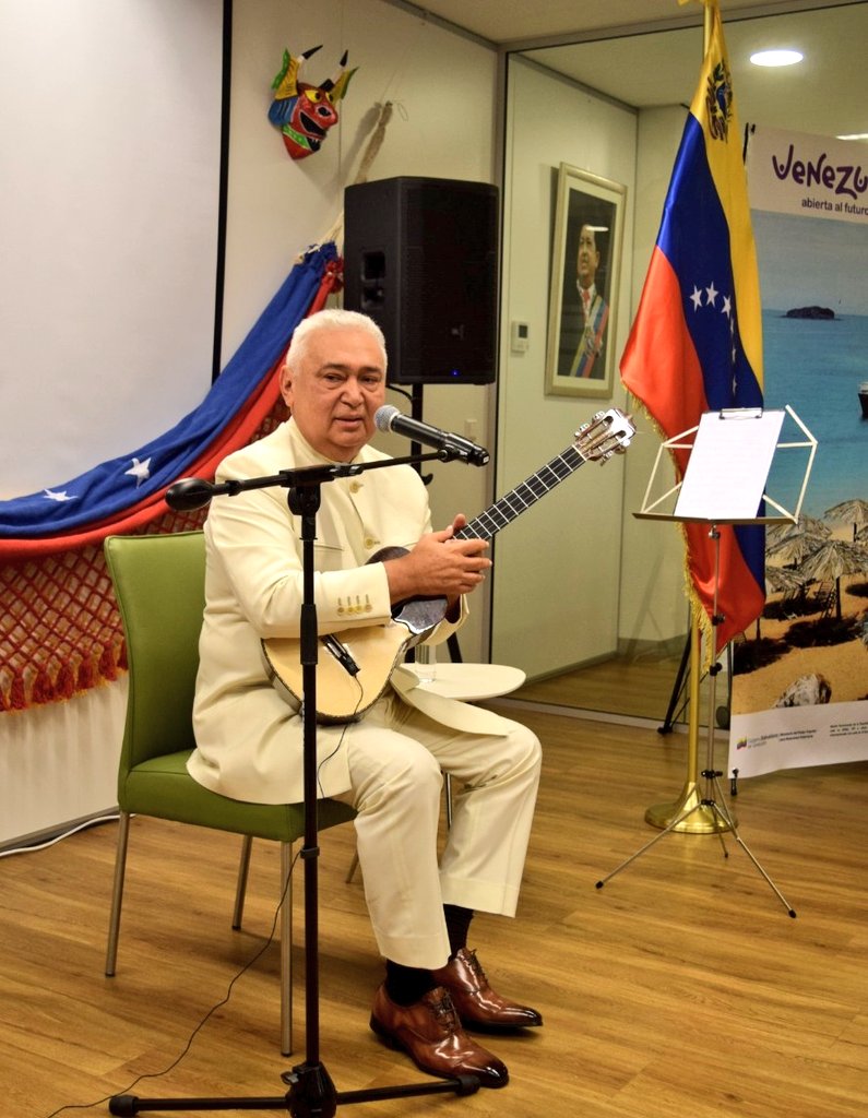 MisionVenOPAQ's tweet image. El maestro Cheo Hurtado y su cuatro en un concierto en honor a la soberanía y la paz, bajo el lema #Venezuelanoesunaamenaza, #VenezuelaesPazyEsperanza Frente a las amenazas nuestra respuesta es el fortalecimiento de la paz. En la sede de la Misión Permanente, La Haya 9 oct 2025