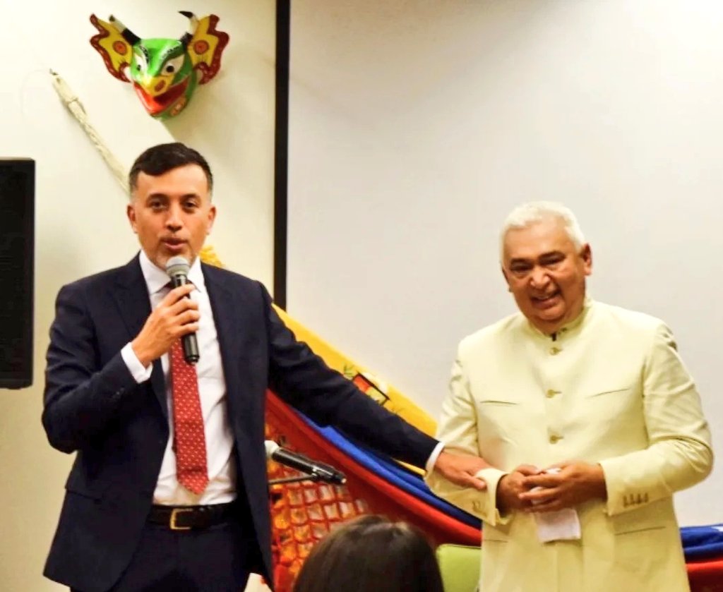 MisionVenOPAQ's tweet image. El maestro Cheo Hurtado y su cuatro en un concierto en honor a la soberanía y la paz, bajo el lema #Venezuelanoesunaamenaza, #VenezuelaesPazyEsperanza Frente a las amenazas nuestra respuesta es el fortalecimiento de la paz. En la sede de la Misión Permanente, La Haya 9 oct 2025