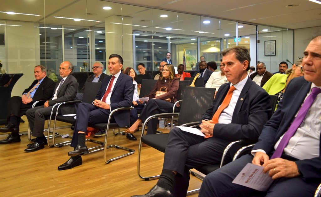 MisionVenOPAQ's tweet image. El maestro Cheo Hurtado y su cuatro en un concierto en honor a la soberanía y la paz, bajo el lema #Venezuelanoesunaamenaza, #VenezuelaesPazyEsperanza Frente a las amenazas nuestra respuesta es el fortalecimiento de la paz. En la sede de la Misión Permanente, La Haya 9 oct 2025