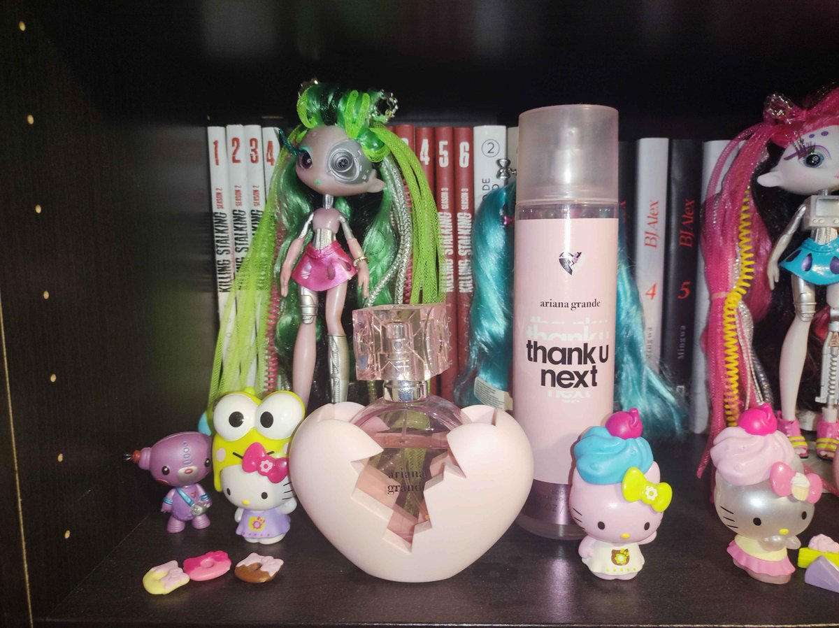 RubyRiotVT's tweet image. A que huele Ruby Riot?
Mi perfume favorito y el que uso todo el año es Thank U, Next de Ariana Grande, tiene poca duración, así que suelo cargar el spray corporal para replicarlo todo el tiempo
Notas de Salida: frambuesa y pera
Corazón: coco y rosa rosada
Base: Macaroon