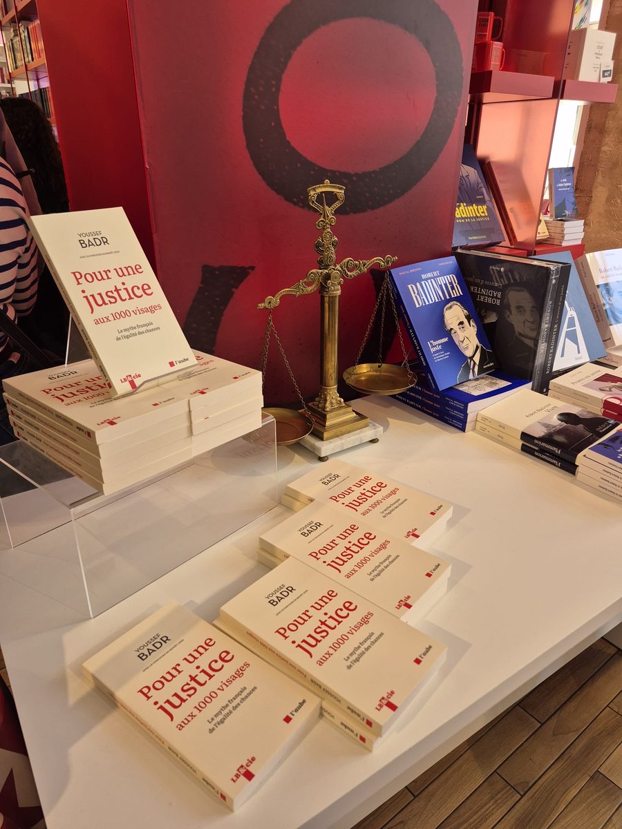 N’en déplaise à certains, quel kiffe d’être à côté de Robert Badinter. Monsieur Robert Badinter.