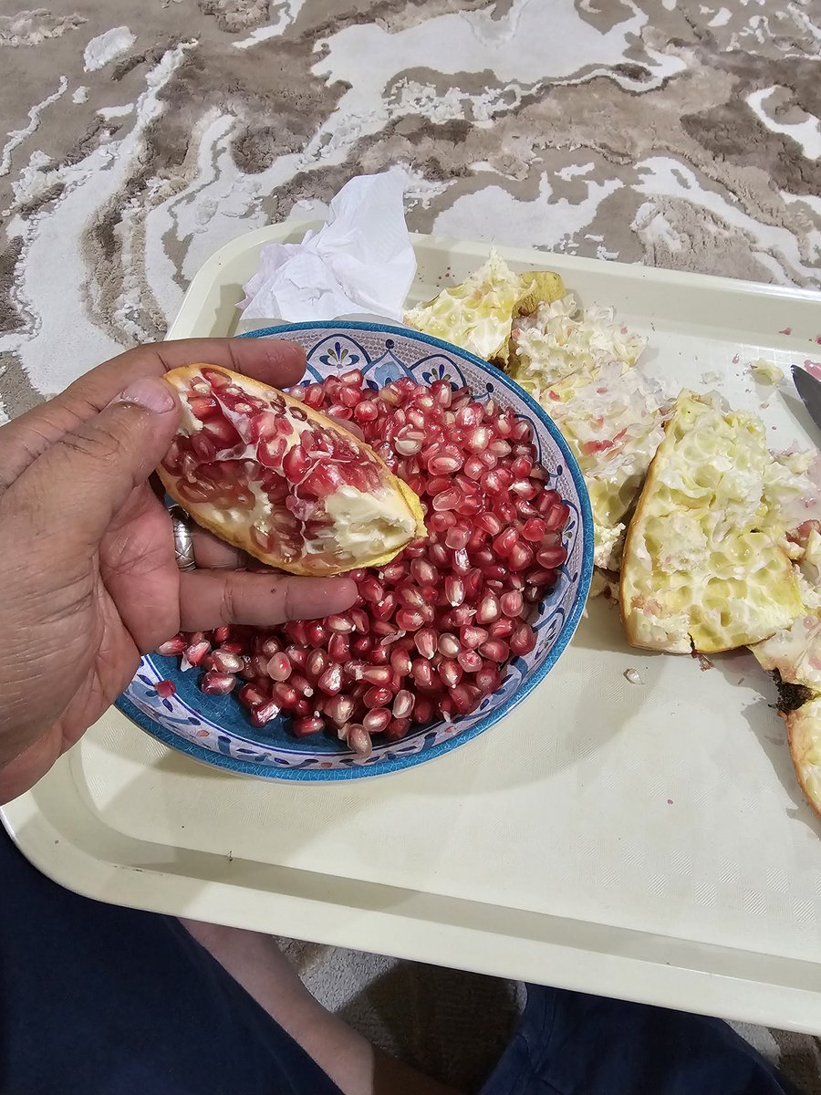اللي يبغى يتدرب ع الصبر يقشر رمان .. 🤦‍♂️😭