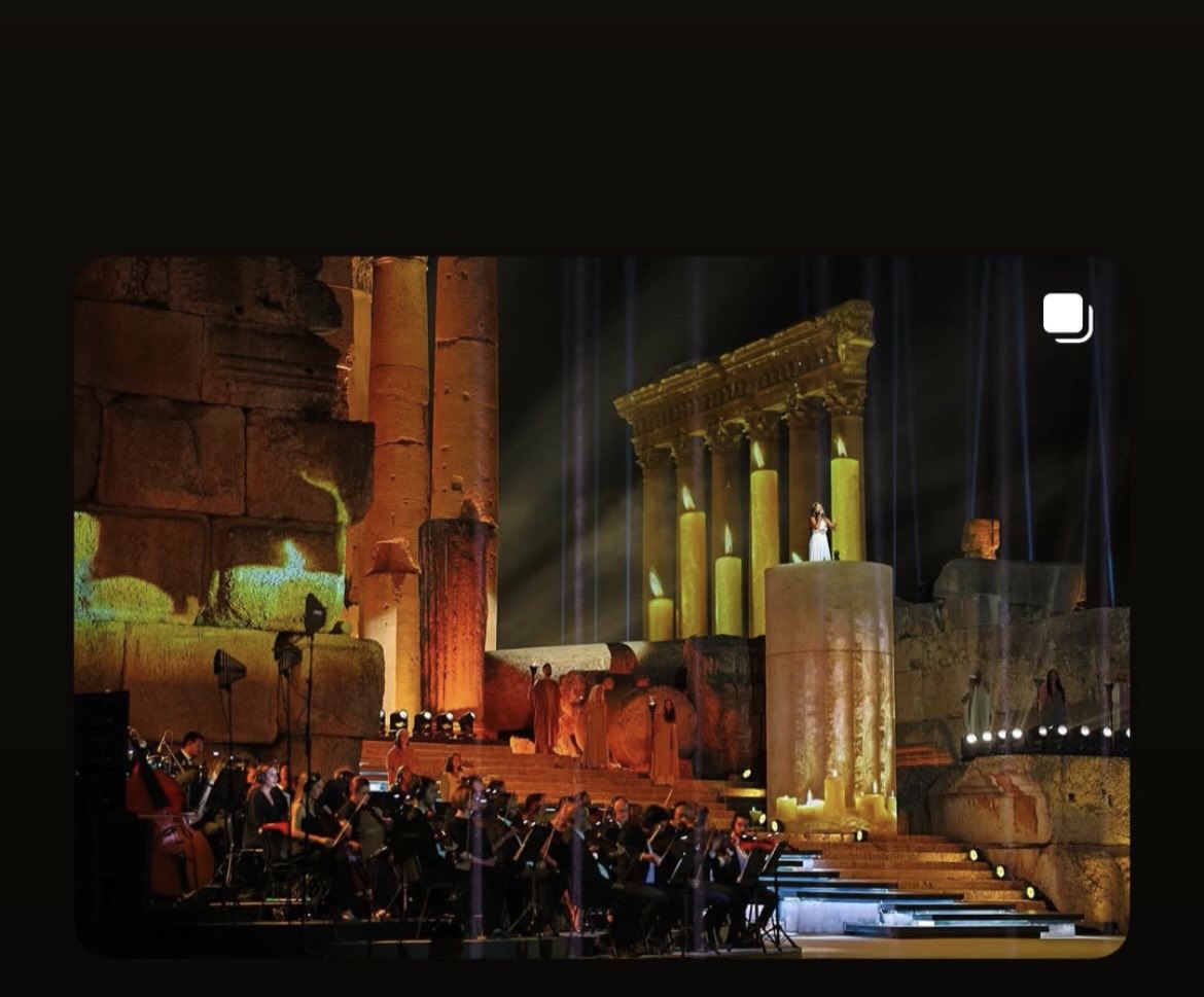 بعلبك... الهياكل التي تحمل آلاف السنين من المجد، تعود لتُروى بمشهدية فنية ضخمة غير مسبوقة.
تابعوا "حقبات" مع هبة طوجي وأسامة الرحباني ضمن مهرجانات بعلبك الدولية الأربعاء الساعة ٩:٣٠ مساءً على تلفزيون الـ”أم.تي.في”
#mtvlebanon #حقبات <a href="/hibatawaji/">Hiba Tawaji</a> <a href="/OussamaRahbani/">Oussama Rahbani</a>